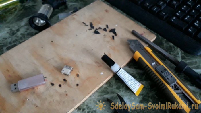 Как сделать USB переходник для безопасной зарядки телефона в общественных местах