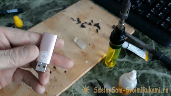 Как сделать USB переходник для безопасной зарядки телефона в общественных местах