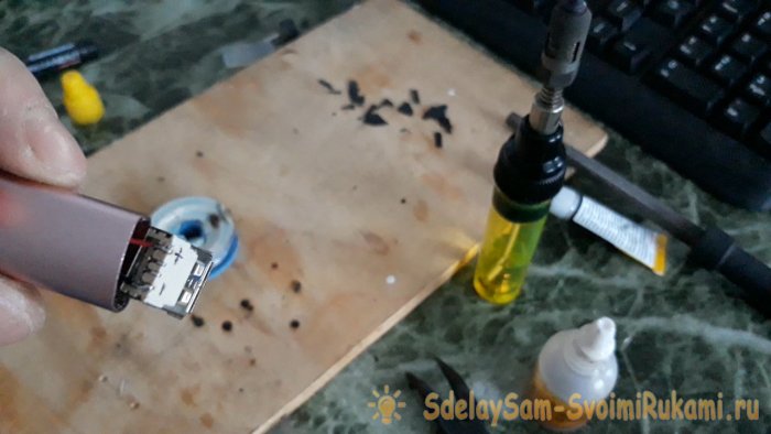 Как сделать USB переходник для безопасной зарядки телефона в общественных местах