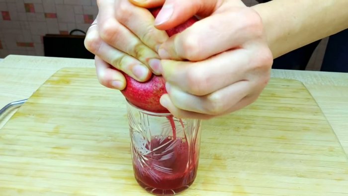 Как без соковыжималки выжать стакан гранатового сока за пару минту