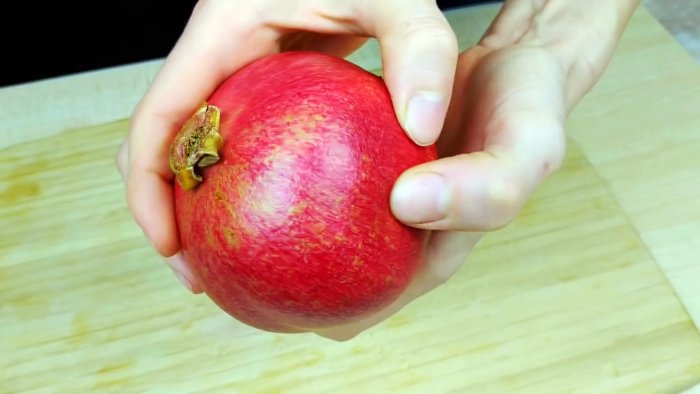 Как без соковыжималки выжать стакан гранатового сока за пару минту