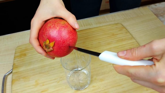 Как без соковыжималки выжать стакан гранатового сока за пару минту