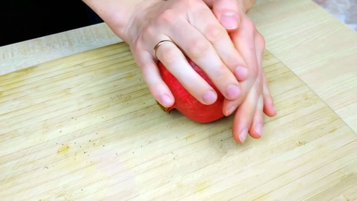 Как без соковыжималки выжать стакан гранатового сока за пару минту