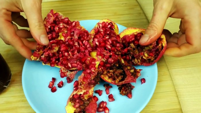 Как без соковыжималки выжать стакан гранатового сока за пару минту