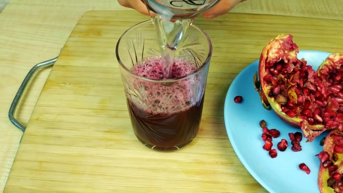 Как без соковыжималки выжать стакан гранатового сока за пару минту