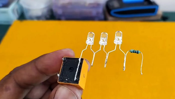 Как сделать полицейскую мигалку на реле