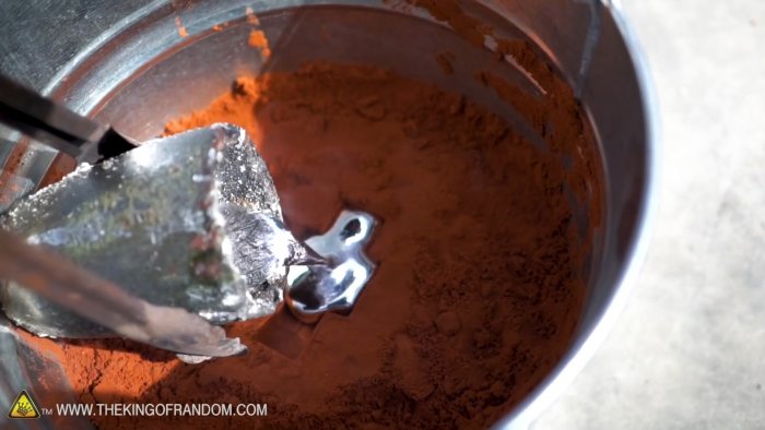 Как расплавить алюминий без горна в рулоне обычной бумаги