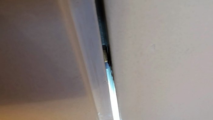 Как сделать бесшумный магнитный фиксатор двери