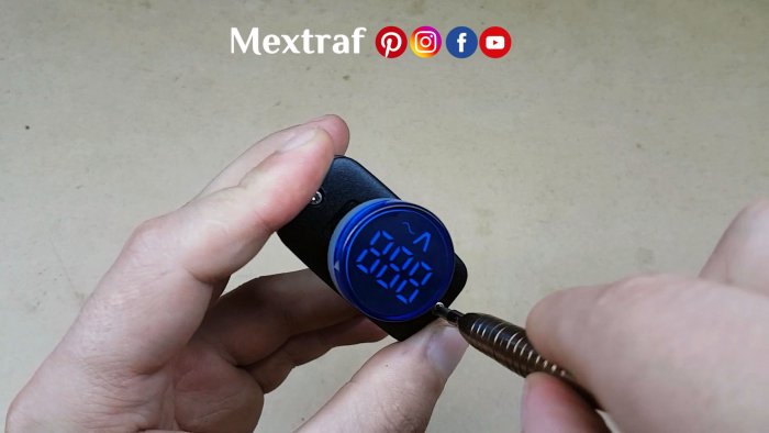 Подключаем провода к вольтметру