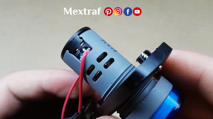 Вставляем вольтметр в отверстие и затягиваем гайкой