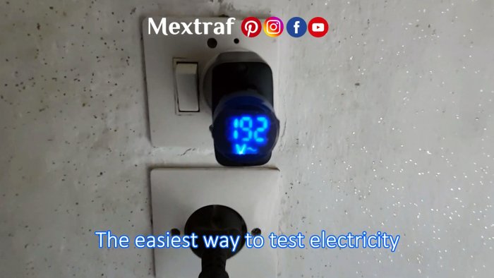 Вставляем вольтметр в розетку