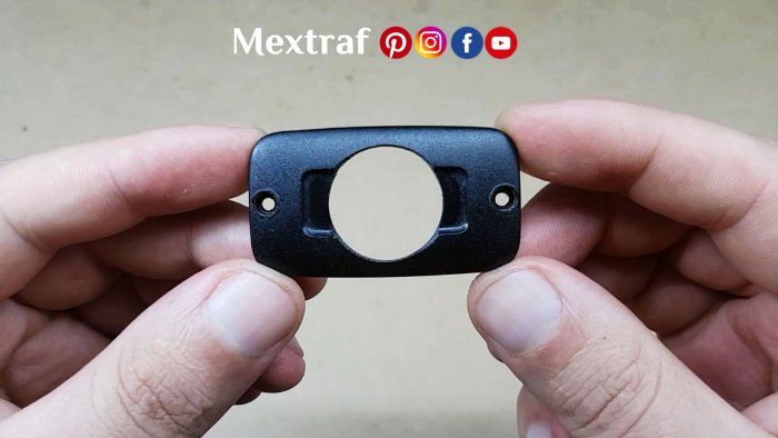 увеличиваем отверстие под размеры вольтметра