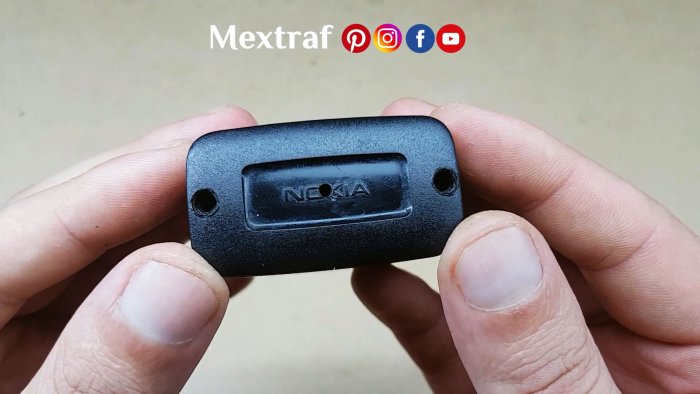 Разбираем зарядку от телефона