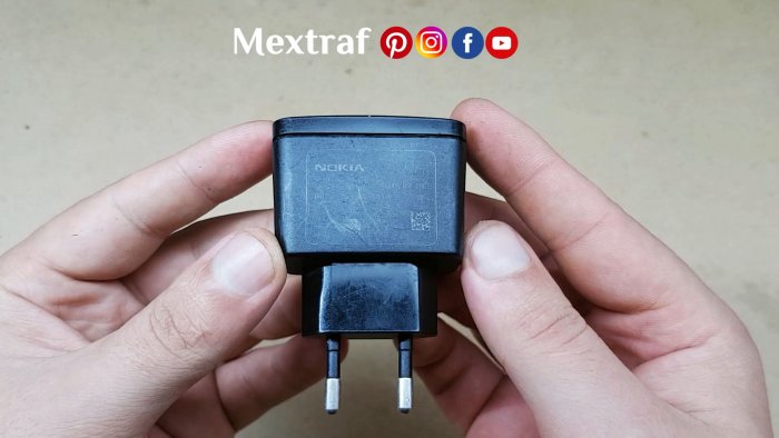 Берем зарядку от сотового телефона