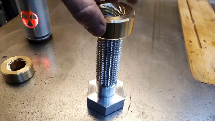 Навинчиваем гайку на резьбу