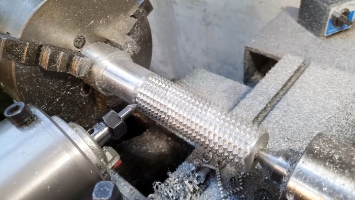 Резьба в два направления на токарном станке почти готова