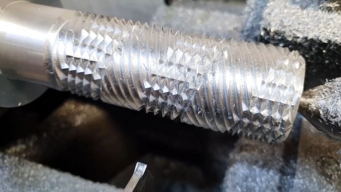 Заход резьбы в левом направлении 4 заход