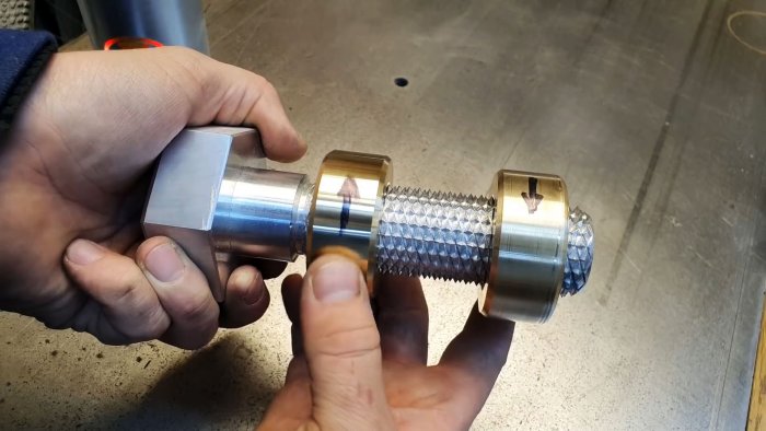 Навинчиваем две гайки