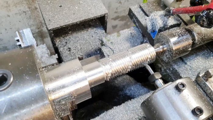 Заход резьбы в левом направлении 1 заход