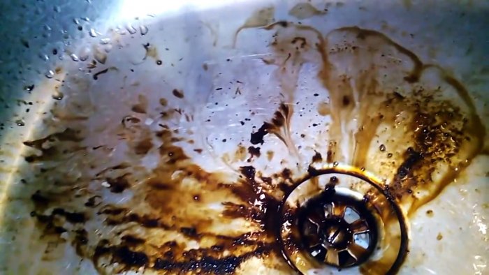 Грязь от свечей на умывальнике