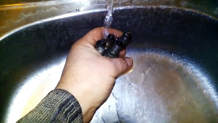 Промываем свечи водой