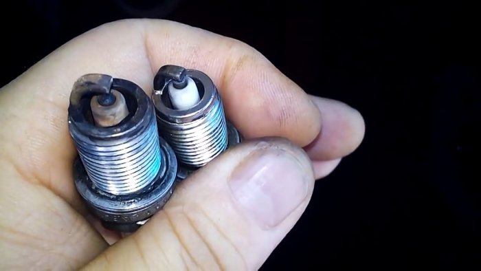 Сравниваем очищенные свечи с грязными