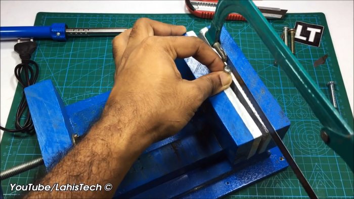 Пилем болт ножовкой