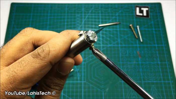 Устанавливаем обломок лезвия и фиксируем винтами