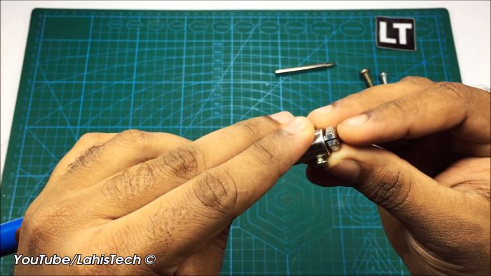 Вставляем распиленный болт в паяльник