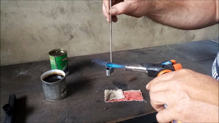 Заготовка прогревается газовой горелкой