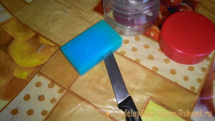 Сбоку делаю в ней глубокую прорезь в губке