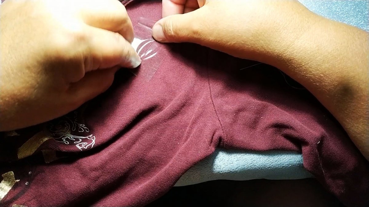 как заделать маленькую дырку на одежде