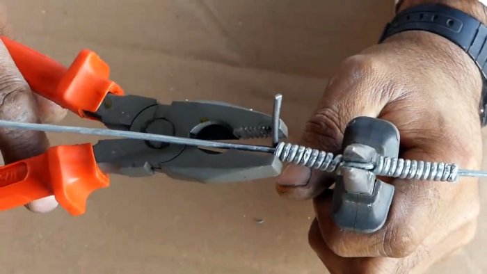 Накручиваем проволоку плоскогубцами