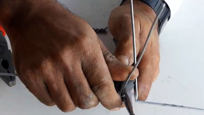 Удерживаем плоскогубцами