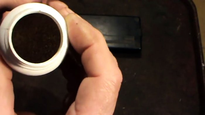 В баночку насыпаем треть мелкого песка.