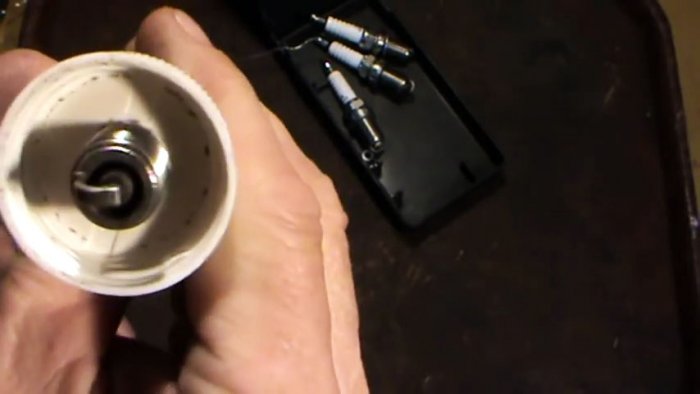 Берем крышку от баночки и делаем в ней отверстие под свечу