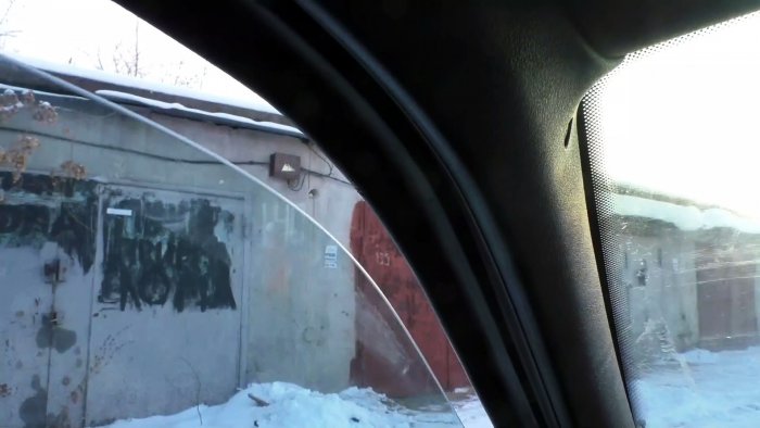 приоткройте окно автомобиля