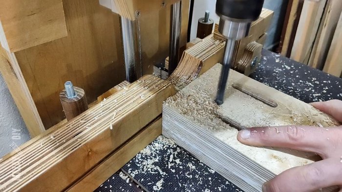 Как сделать мощные тиски из фанеры и домкрата