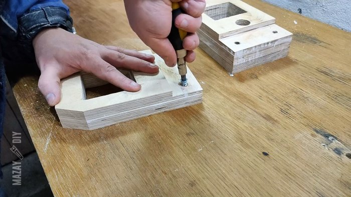 Как сделать мощные тиски из фанеры и домкрата