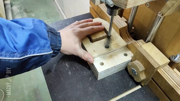 Как сделать мощные тиски из фанеры и домкрата