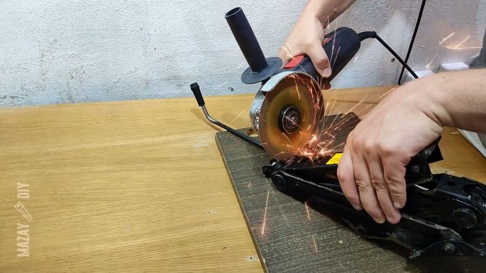 Как сделать мощные тиски из фанеры и домкрата