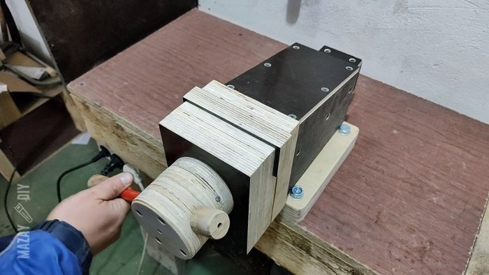 Как сделать мощные тиски из фанеры и домкрата