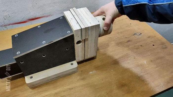 Как сделать мощные тиски из фанеры и домкрата