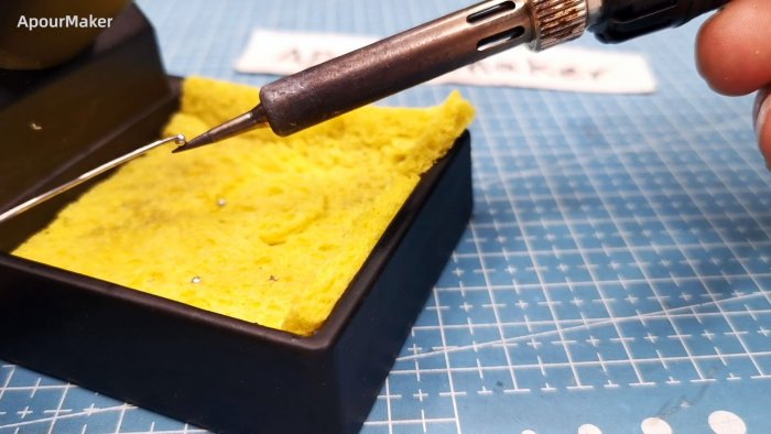 припой к нему не прилипает и не смачивает жало паяльника