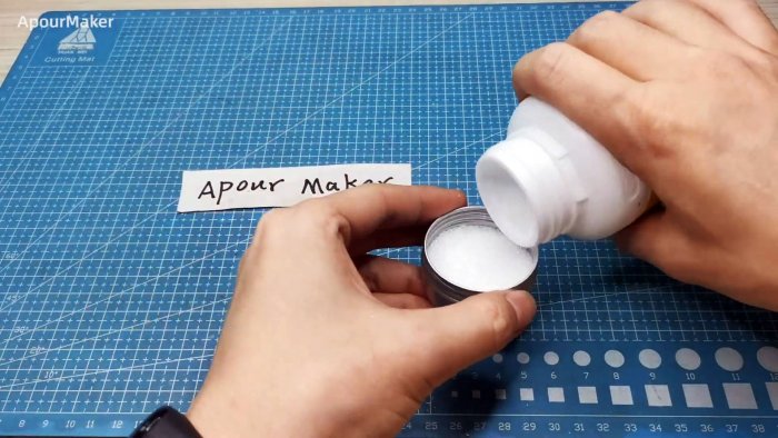 Насыпаем лимонную кислоту в банку