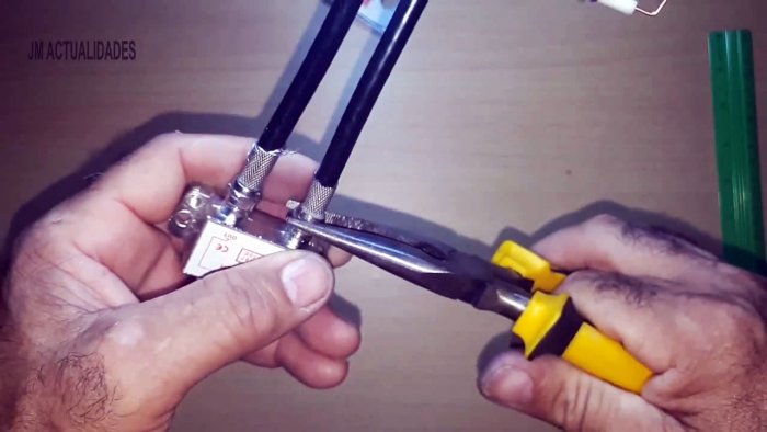 Затем они прикручиваются на разветвитель