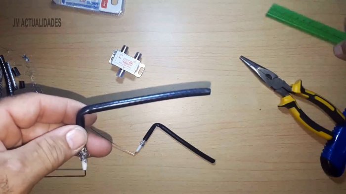 Второй изгиб делается уже по изоляции