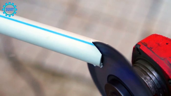 У отрезка полипропиленовой трубы 50-70 см срезается один торец