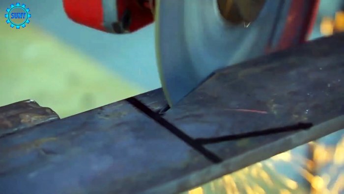 Отрезаем полоску стальной полосы