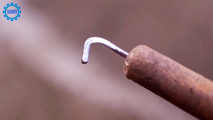 С внутренней стороны крючок затачивается